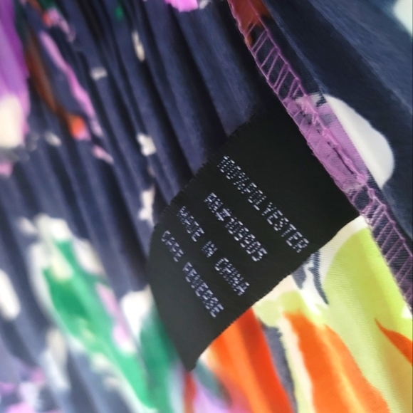 * SOLD* MILANO | FLORAL CRINKLED V-NECK SLEEVELESS TOP - Picture 3 of 4